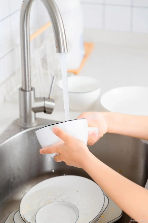 华信投资 小心！这5个洗碗习惯正在悄悄“毒害”健康，看完赶紧告知身边的人！