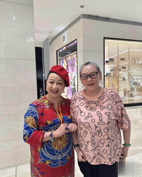 捷希缘 薛家燕晒与79岁歌后合照，对方头发花白仍高贵大方