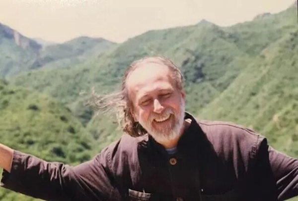 涨中宝 诺贝尔文学奖新得主，曾在中国街头问过许多人2个问题