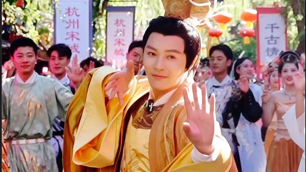 华亿配资 35℃穿袈裟演5小时！罗家英抗癌4次剩8年，宋城单日互动破10万次